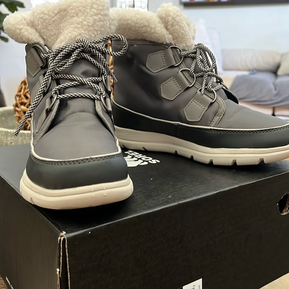 Super cute sorel snow shoes! Size 8.5